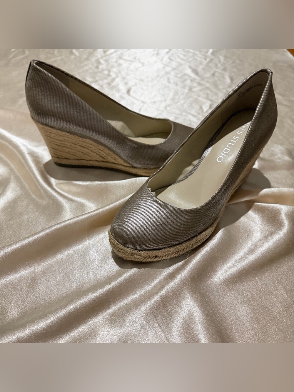 Jones Studio Tanya Taupe Metallic Textile Espadrille Wedge Pumps Size 8.5M